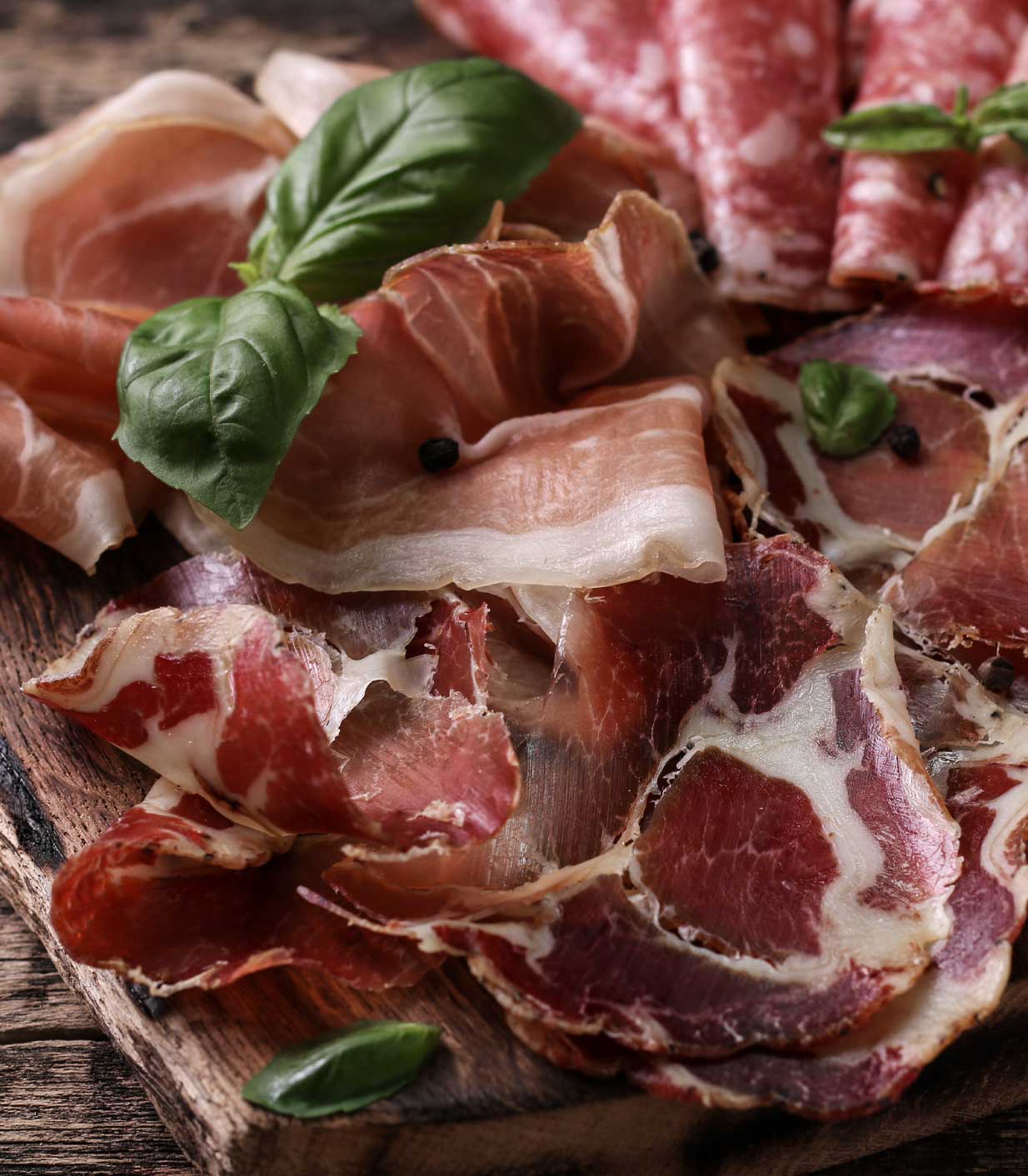 Degustare prodotti tipici umbri: tagliere di salumi con torta al testo - Cascinale Santa Margherita Assisi