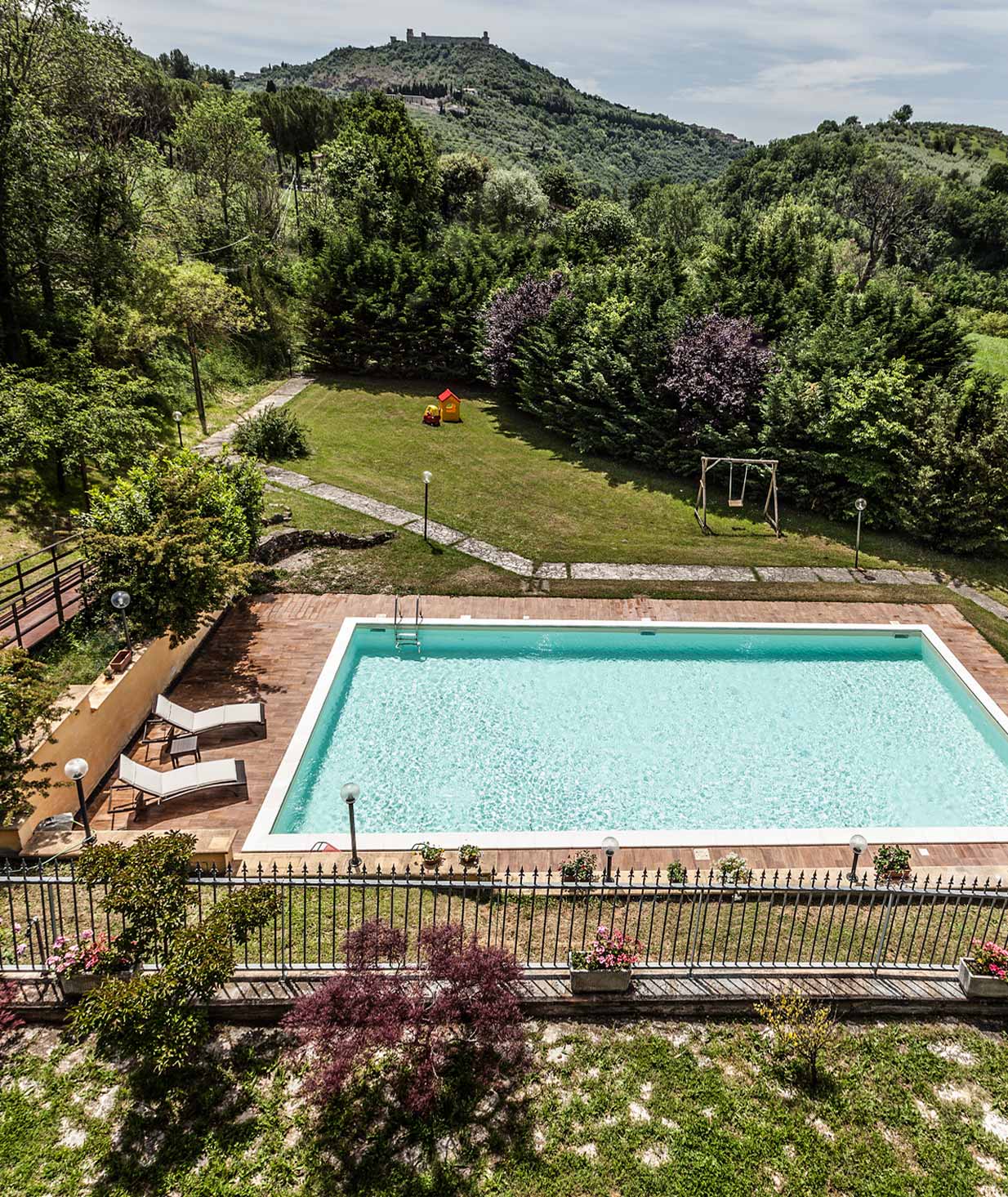 Large swimming pool equipped with sun loungers and parasols - Casale Santa Margherita holiday villa Assisi